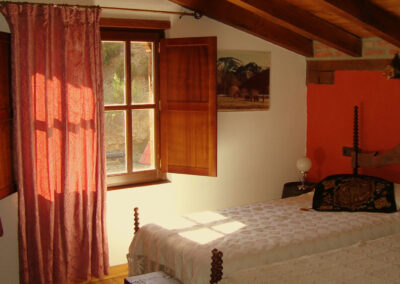 Dos camas, ventana con vistas al exterior, rutas, montaña, montañismo