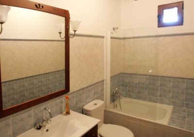 Baño de la habitación Perro, con lavabo, espejo, váter y media bañera