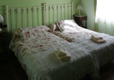 Vista de las camas de la habitación Perro y las mesitas de noche